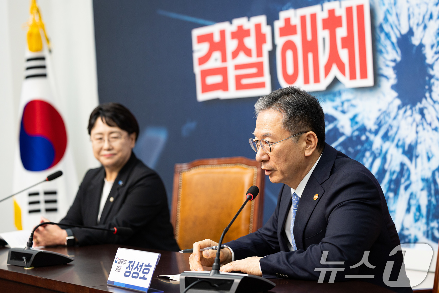 (서울=뉴스1) 유승관 기자 = 정성호 법무부 장관이 6일 서울 여의도 국회에서 김선민 조국혁신당 당대표 권한대행을 예방, 발언하고 있다. 2025.8.6/뉴스1