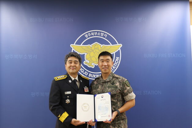 '괴물 폭우' 고립 대학생 2명 구조…이정재 소령 '표창'