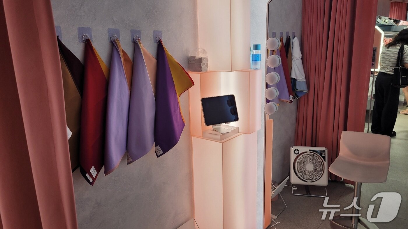 본문 이미지 - 서울 성동구 소재 &#39;올리브영N 성수&#39; 매장의 &#39;파인드 유어 컬러&#39;에서는 고객들의 &#39;퍼스널 컬러&#39;를 찾고 피부 톤에 가장 적합한 제품을 추천한다. 2025.8.6/뉴스1 ⓒ News1 이정환 기자