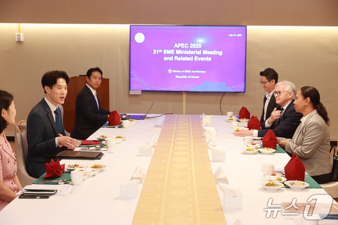 본문 이미지 - 노용석 중소벤처기업부 차관이 지난달 31일 서울 종로구 정부서울청사에서 열린 ‘APEC 회원국 주한대사관 관계자 초청 간담회’에서 인사말을 하고 있다.  (중소벤처기업부 제공. 재판매 및 DB 금지)
