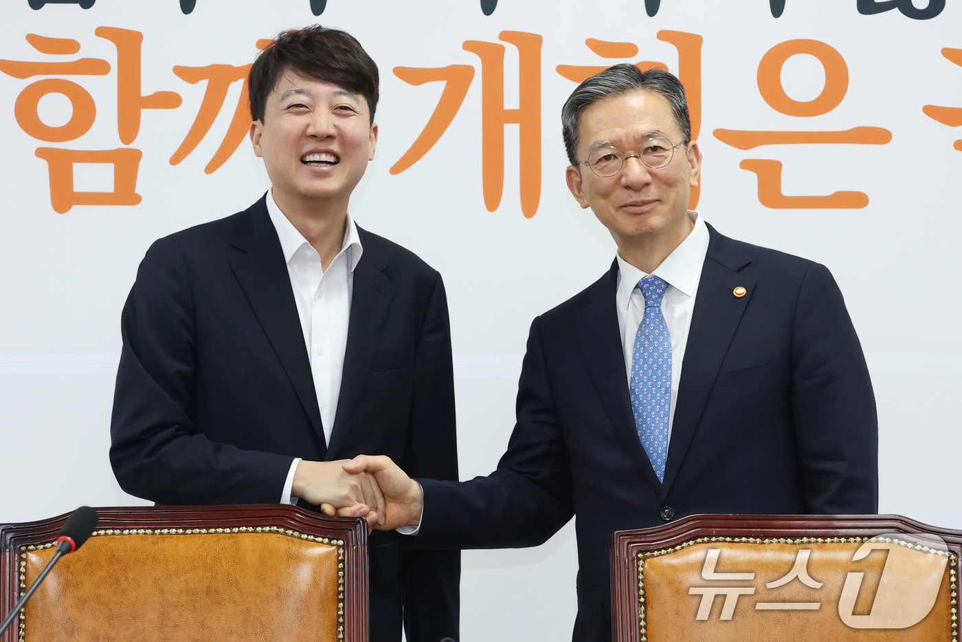 (서울=뉴스1) 이광호 기자 = 이준석 개혁신당 대표가 6일 오후 서울 여의도 국회를 찾은 정성호 법무부 장관을 접견, 악수하고 있다. 2025.8.6/뉴스1