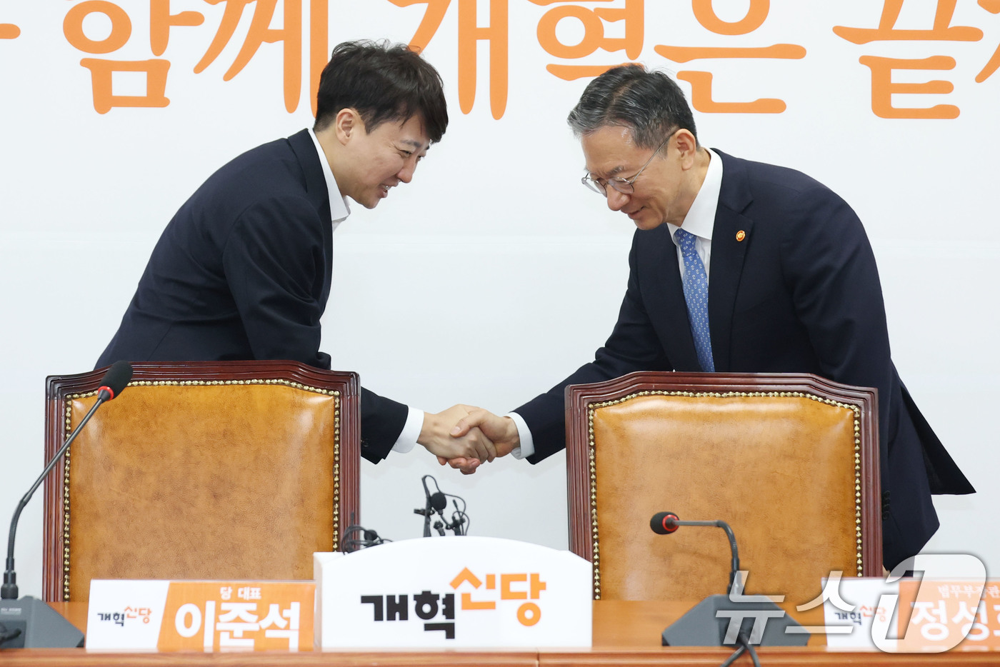 (서울=뉴스1) 이광호 기자 = 이준석 개혁신당 대표가 6일 오후 서울 여의도 국회를 찾은 정성호 법무부 장관을 만나 악수하고 있다. 2025.8.6/뉴스1