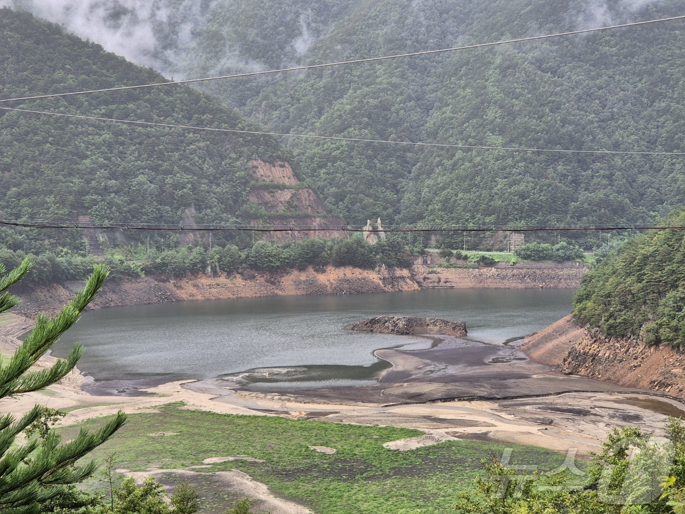 (강릉=뉴스1) 윤왕근 기자 = 6일 오후 강원 강릉시 성산면 오봉리 오봉저수지 일대. 이날 강수에도 불구하고 저수지 수위가 여전히 낮고, 인근 하천의 유량도 크게 늘지 않은 모습 …