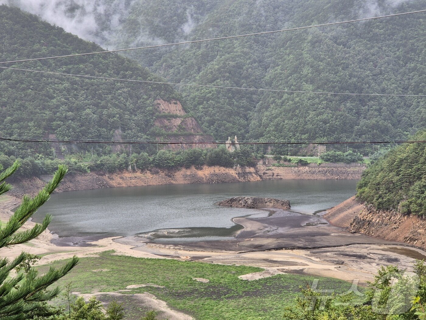 본문 이미지 - 6일 오후 강원 강릉시 성산면 오봉리 오봉저수지 일대. 이날 강수에도 불구하고 저수지 수위가 여전히 낮다. 2025.8.6/뉴스1 ⓒ News1 윤왕근 기자