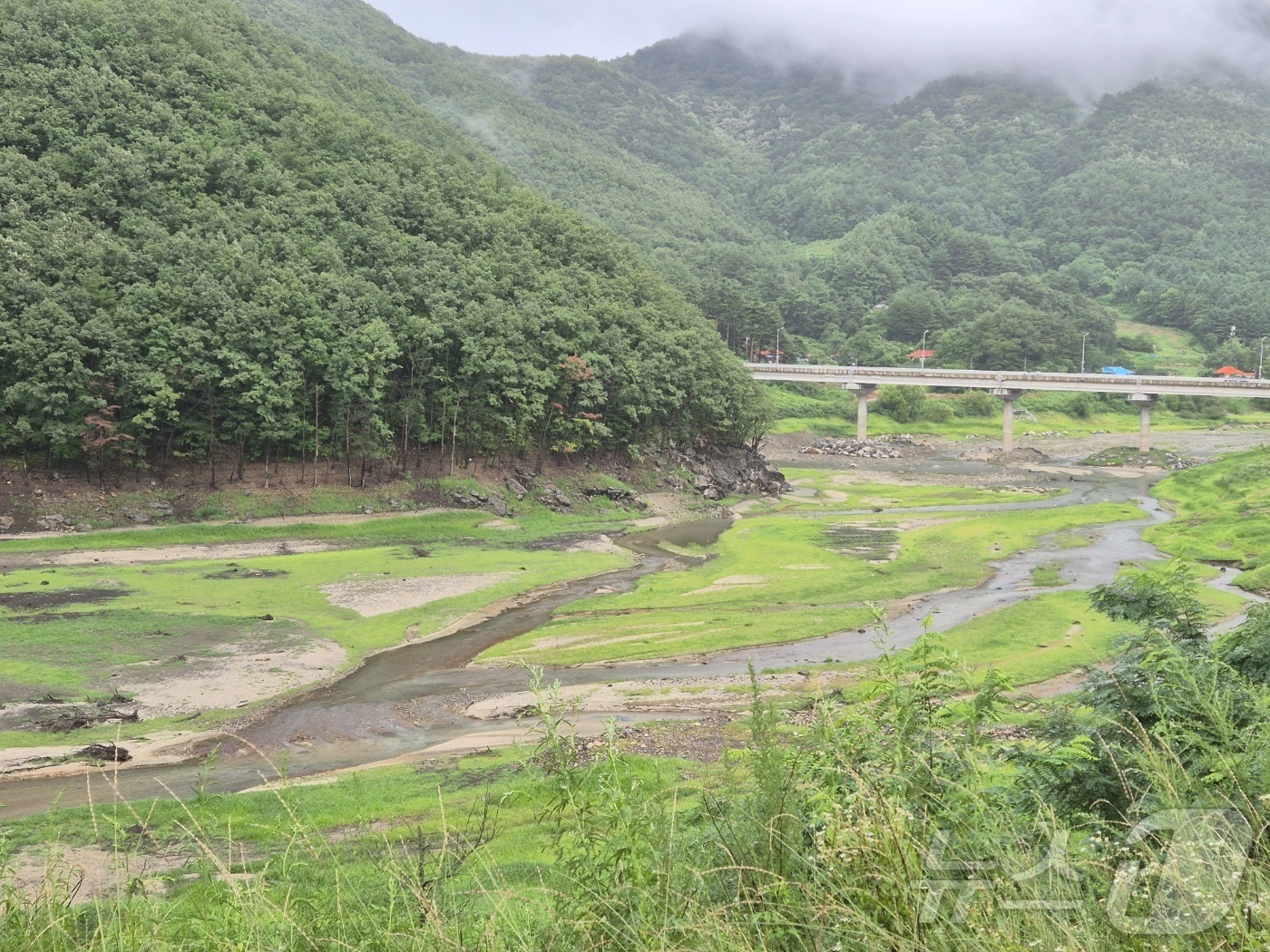 (강릉=뉴스1) 윤왕근 기자 = 6일 오후 강원 강릉시 성산면 오봉리 오봉저수지 일대. 이날 강수에도 불구하고 저수지 수위가 여전히 낮고, 인근 하천의 유량도 크게 늘지 않은 모습 …