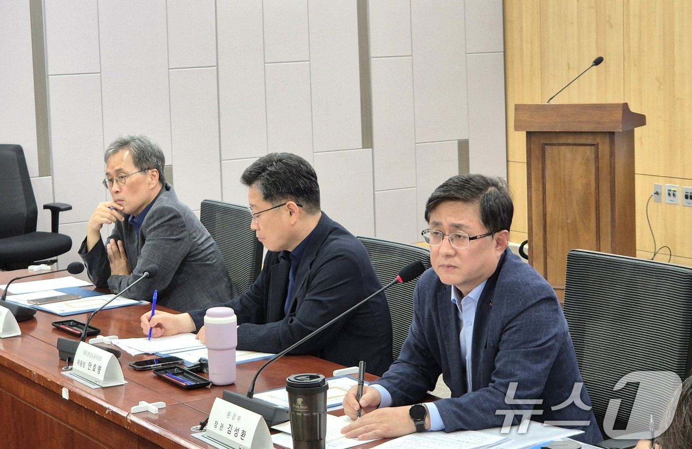 (서울=뉴스1) = 김성환 환경부 장관이 6일 서울 영등포구 국회의원회관에서 열린 가습기살균제 피해자 대표와의 간담회에서 의견을 경청하고 있다. (환경부 제공. 재판매 및 DB 금 …