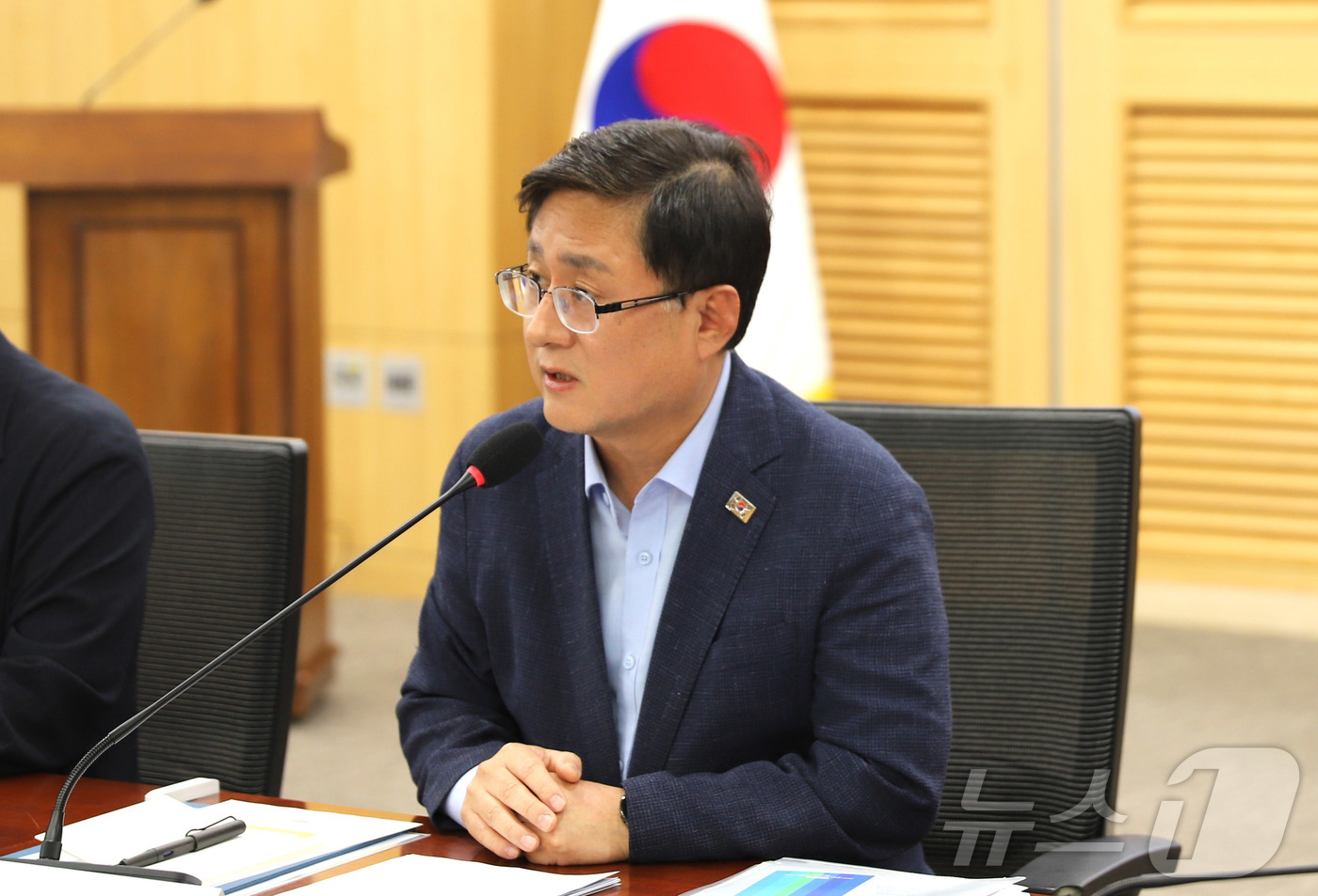 (서울=뉴스1) = 김성환 환경부 장관이 6일 서울 영등포구 국회의원회관에서 열린 가습기살균제 피해자 대표와의 간담회에서 의견을 경청하고 있다. (환경부 제공. 재판매 및 DB 금 …