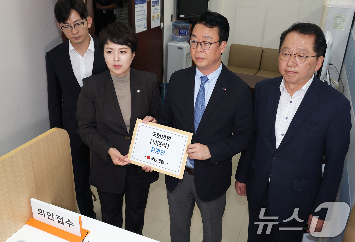 (서울=뉴스1) 이승배 기자 = 곽규택 국민의힘 법률자문위원장과 원내부대표단이 6일 국회 의안과에 '주식 차명거래 의혹'에 휩싸인 이춘석 국회의원 징계안을 제출하고 있다. 2025 …