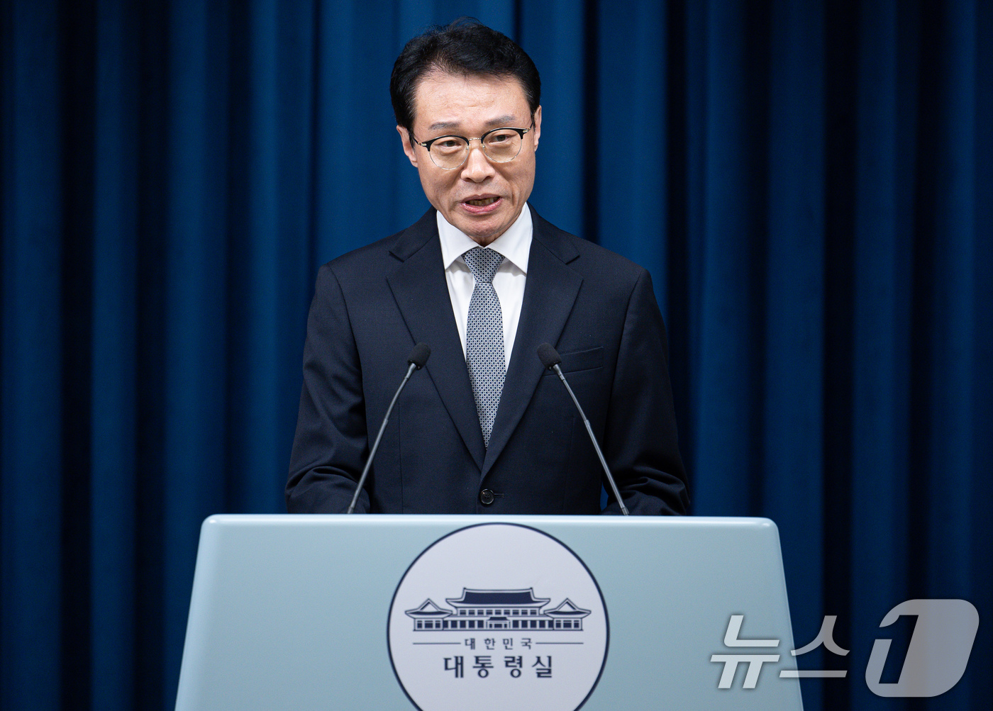 (서울=뉴스1) 이재명 기자 = 이규연 대통령실 홍보소통수석이 6일 서울 용산 대통령실 청사에서 방송법 관련 논평을 하고 있다. 2025.8.6/뉴스1