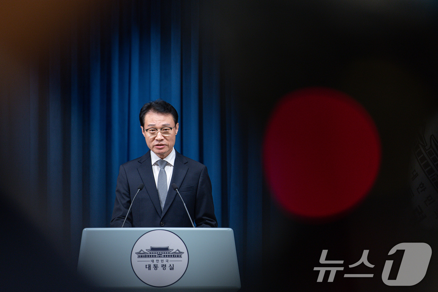 (서울=뉴스1) 이재명 기자 = 이규연 대통령실 홍보소통수석이 6일 서울 용산 대통령실 청사에서 방송법 관련 논평을 하고 있다. 2025.8.6/뉴스1