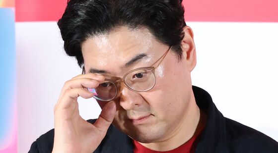 생각에 잠긴 이상근 감독