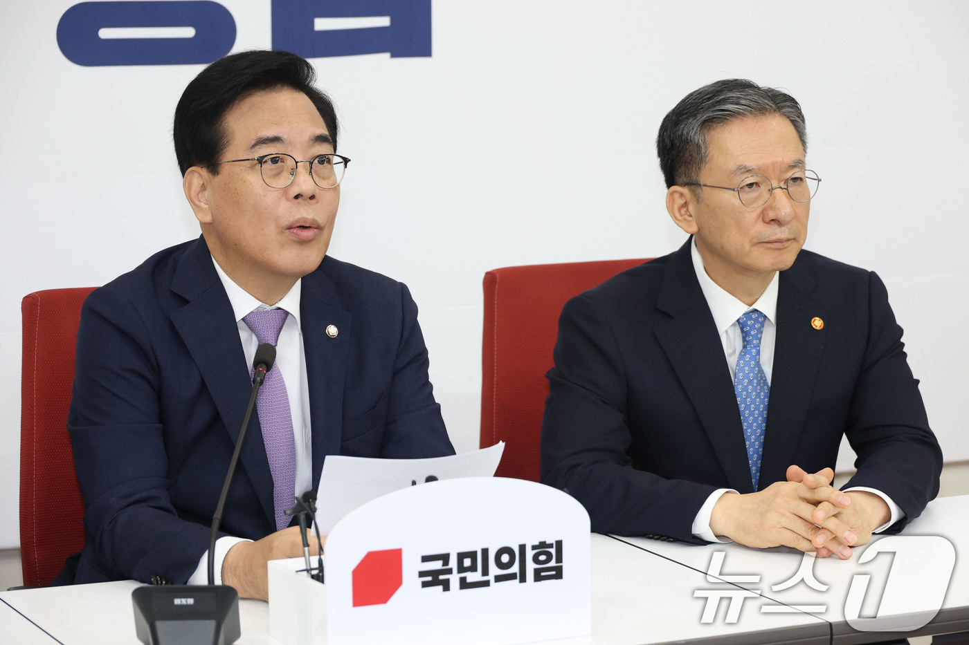 (서울=뉴스1) 이광호 기자 = 송언석 국민의힘 비상대책위원장 겸 원내대표가 6일 오후 서울 여의도 국회에서 정성호 법무부 장관을 접견, 인사말을 하고 있다. 2025.8.6/뉴스 …