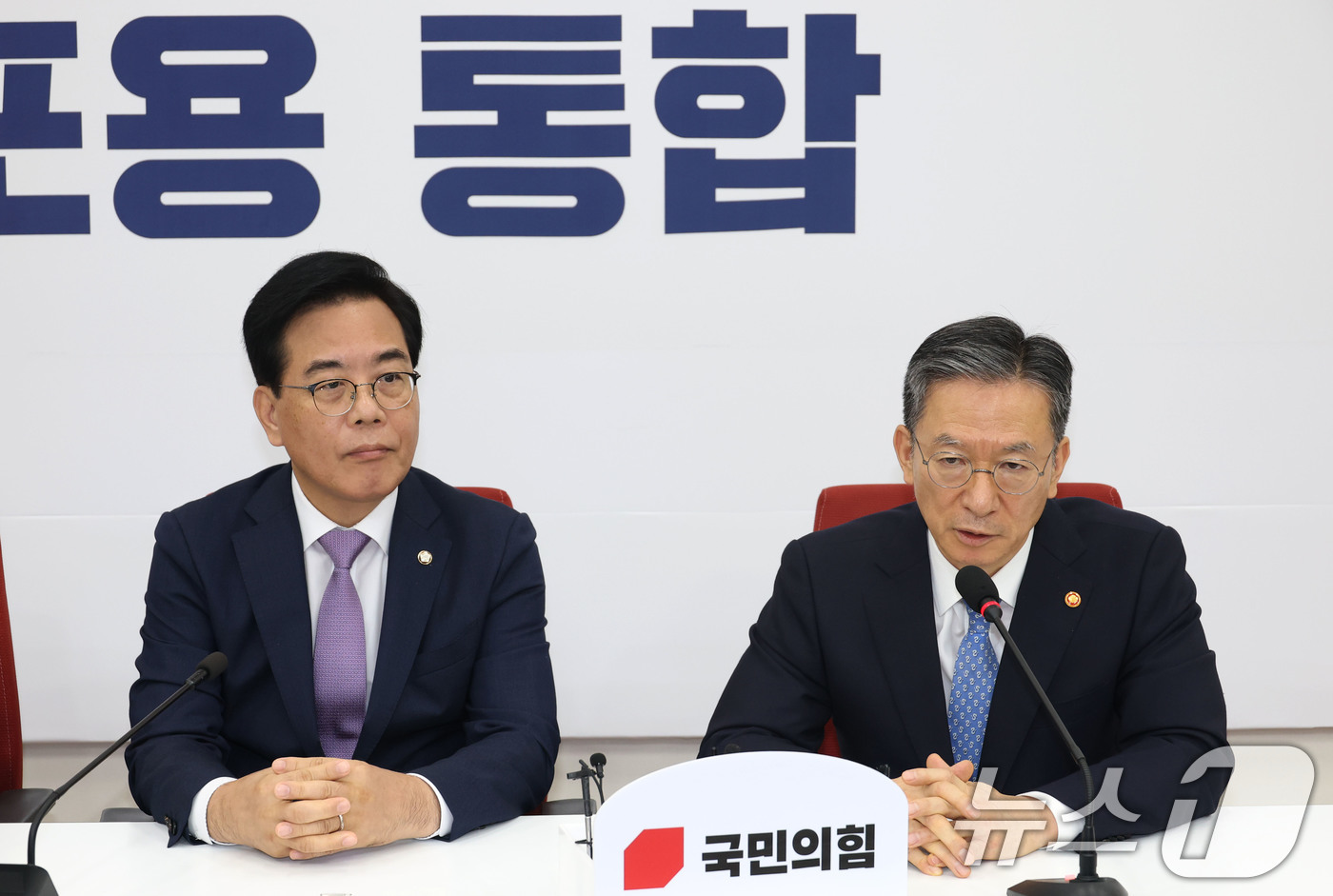 (서울=뉴스1) 이광호 기자 = 정성호 법무부 장관이 6일 오후 서울 여의도 국회에서 송언석 국민의힘 비상대책위원장 겸 원내대표를 만나 인사말을 하고 있다. 2025.8.6/뉴스1 …