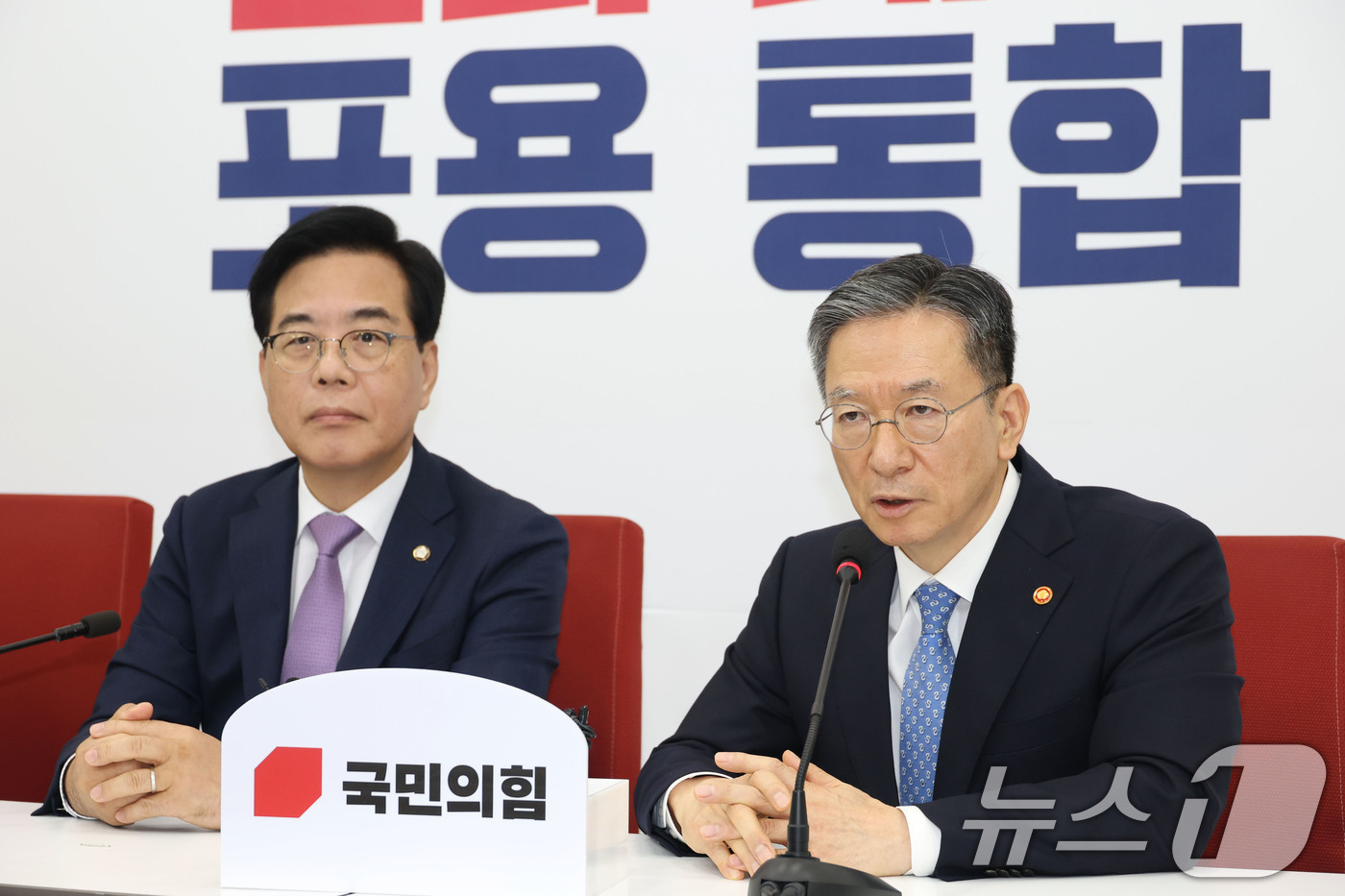 (서울=뉴스1) 이광호 기자 = 정성호 법무부 장관이 6일 오후 서울 여의도 국회에서 송언석 국민의힘 비상대책위원장 겸 원내대표를 만나 인사말을 하고 있다. 2025.8.6/뉴스1 …