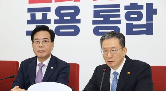 송언석 비대위원장 만난 정성호 장관