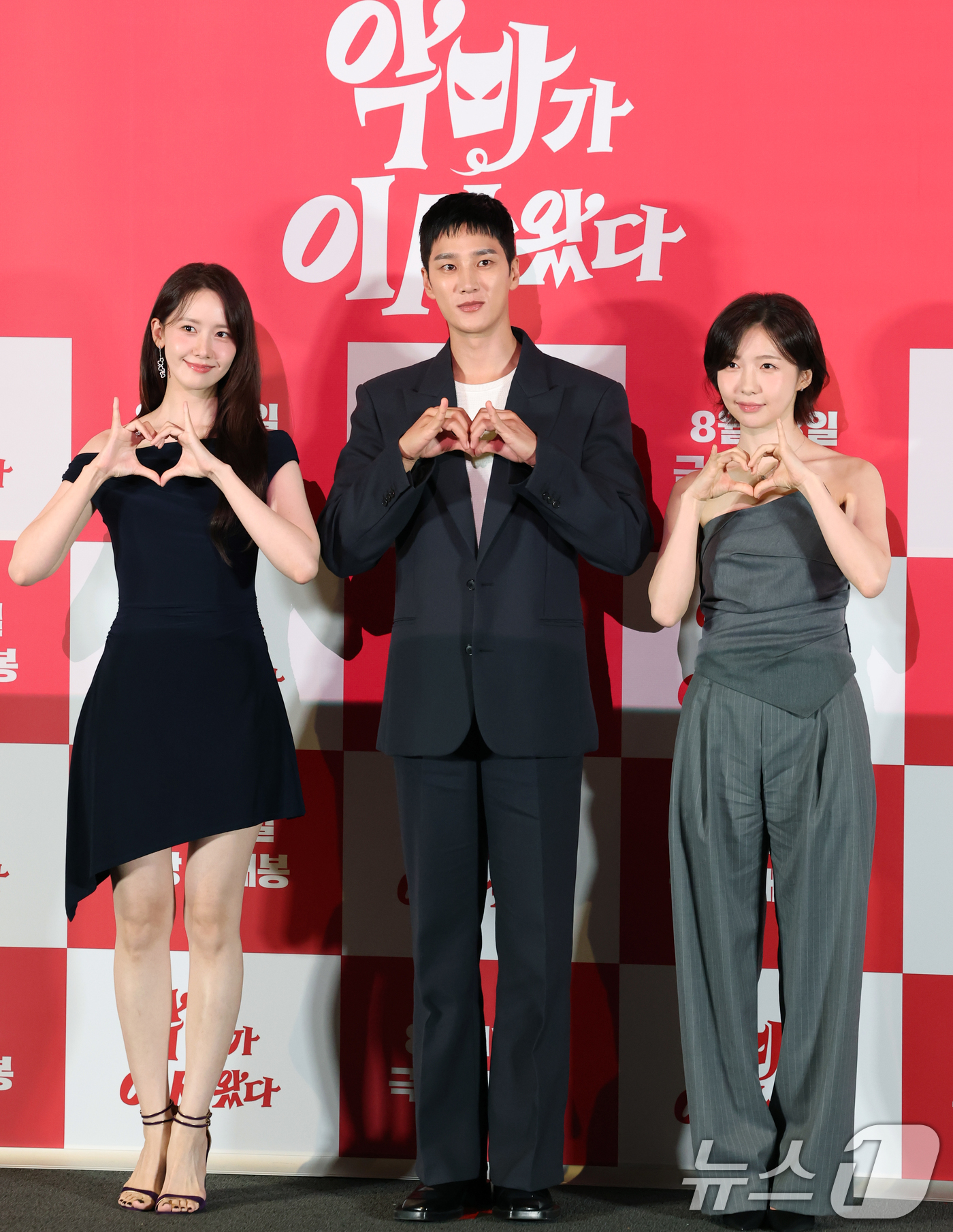 (서울=뉴스1) 권현진 기자 = 배우 임윤아(왼쪽부터)와 안보현, 주현영이 6일 서울 용산구 CGV용산아이파크몰에서 열린 영화 '악마가 이사왔다‘(감독 이상근) 언론시사회에 참석해 …