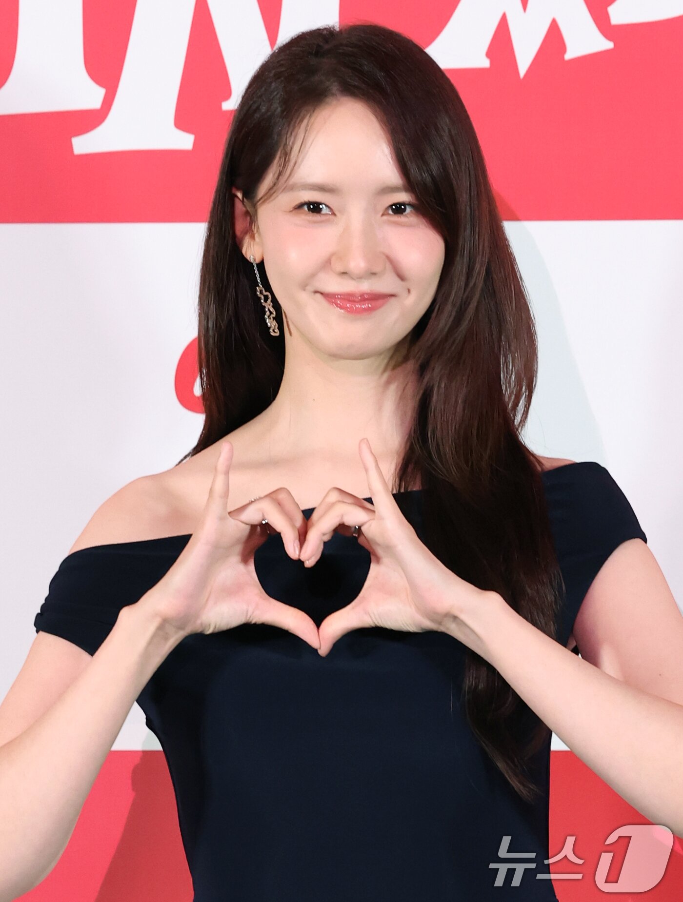 본문 이미지 - 배우 임윤아가 6일 서울 용산구 CGV용산아이파크몰에서 열린 영화 '악마가 이사왔다‘(감독 이상근) 언론시사회에 참석해 포즈를 취하고 있다. '악마가 이사왔다'는 새벽마다 악마로 깨어나는 선지(임윤아 분)를 감시하는 기상천외한 아르바이트를 하게 된 청년 백수 길구(안보현 분)의 영혼 탈탈 털리는 이야기를 담은 악마 들린 코미디다. 2025.8.6/뉴스1 ⓒ News1 권현진 기자