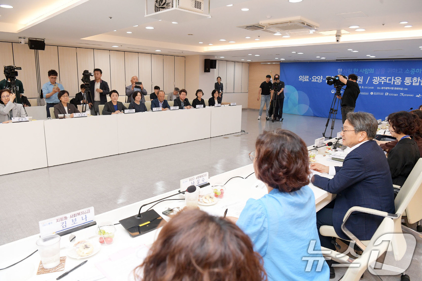 (광주=뉴스1) 박준배 기자 = 강기정 광주시장(오른쪽)이 6일 오후 시청 중회의실에서 정은경 보건복지부장관 등과 함께 돌봄정책 현장간담회에 참석, 광주시 통합돌봄 사업현황 보고를 …