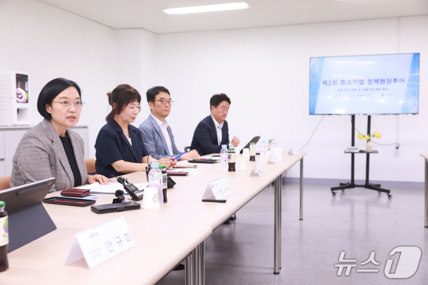 본문 이미지 - 한성숙 중소벤처기업부 장관이 6일 경기 광주 실리콘투에서 열린 &#39;제2회 중소기업 정책현장투어&#39;에서 모두 발언을 하고 있다.&#40;중소벤처기업부 제공&#41;