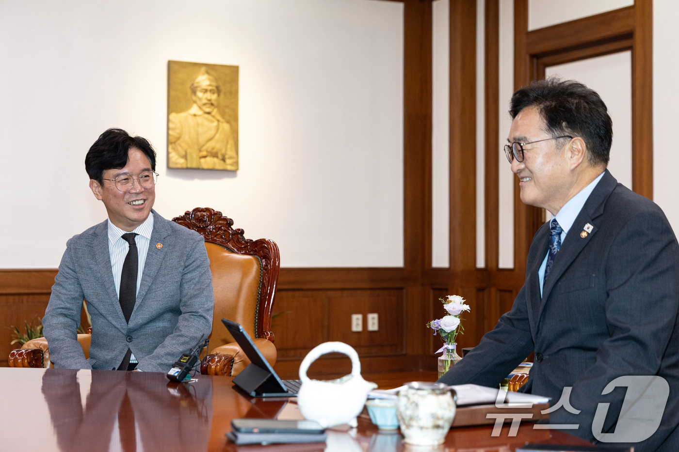 (서울=뉴스1) 이승배 기자 = 우원식 국회의장이 6일 오후 서울 여의도 국회 집무실에서 김영훈 고용노동부 장관을 접견하고 있다. 2025.8.6/뉴스1