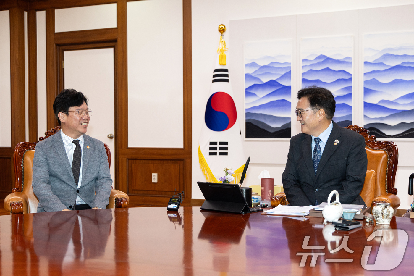 (서울=뉴스1) 이승배 기자 = 우원식 국회의장이 6일 오후 서울 여의도 국회 집무실에서 김영훈 고용노동부 장관을 접견하고 있다. 2025.8.6/뉴스1