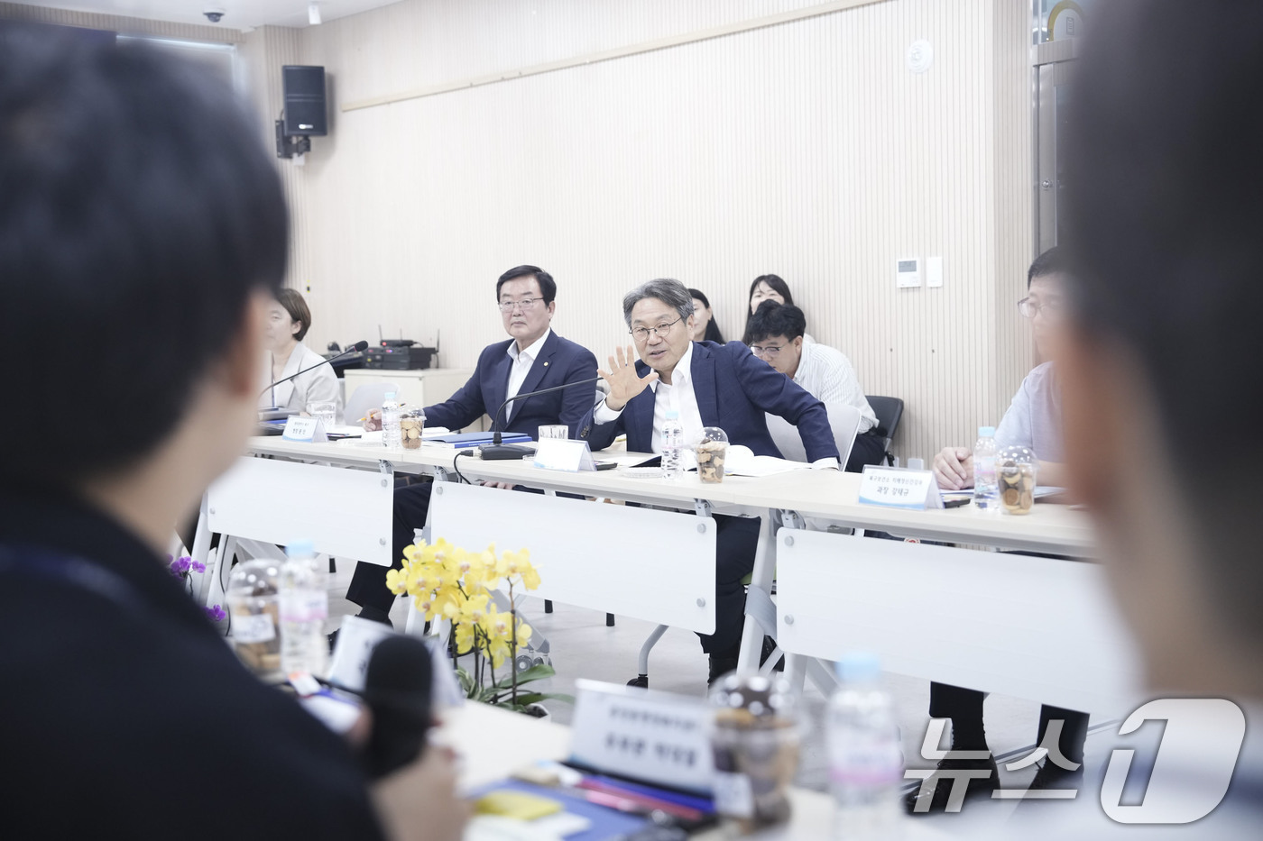 (광주=뉴스1) 박준배 기자 = 강기정 광주시장이 6일 오후 정은경 보건복지부 장관과 함께 북구 오치복합커뮤니티센터에서 열린 '돌봄 통합지원 실행 현장간담회'에 참석, 시·5개 자 …