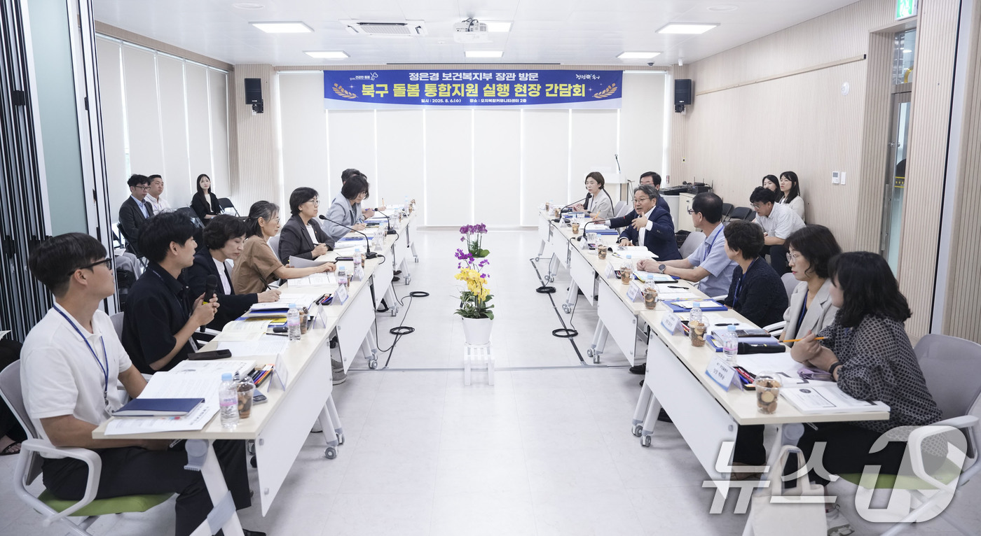 (광주=뉴스1) 박준배 기자 = 정은경 보건복지부 장관과 강기정 광주시장이 6일 오후 북구 오치복합커뮤니티센터에서 열린 '돌봄 통합지원 실행 현장간담회'에 참석해 시·5개 자치구, …