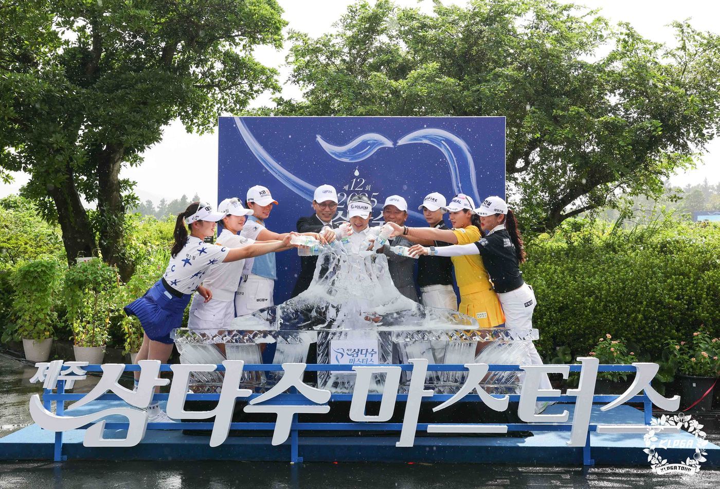 본문 이미지 - 임진영, 고지우, 방신실, 윤이나, 박성현, 박현경, 현세린이 6일 열린 KLPGA투어 제주 삼다수 마스터스 포토콜에서 포즈를 취하고 있다. &#40;KLPGA 제공&#41;