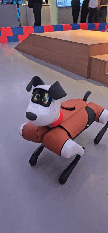 본문 이미지 - 관람객의 요구에 따라 춤을 추는 로봇개 모습. ⓒ News1 정은지 기자