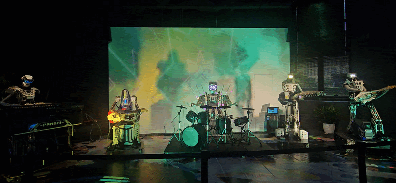 본문 이미지 - 로봇을 테마로 한 식당 '로봇 불꽃 연구소'에서 연주하는 5인조 로봇 밴드. ⓒ News1 정은지 기자