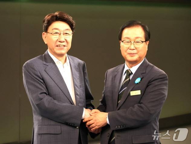 본문 이미지 - 지난 5일 열린 1차 토론에 전 악수하고 있는 우범기 전주시장(사진 왼쪽)과 유희태 완주군수(전주시 제공, 재판매 및 DB 금지)/뉴스1