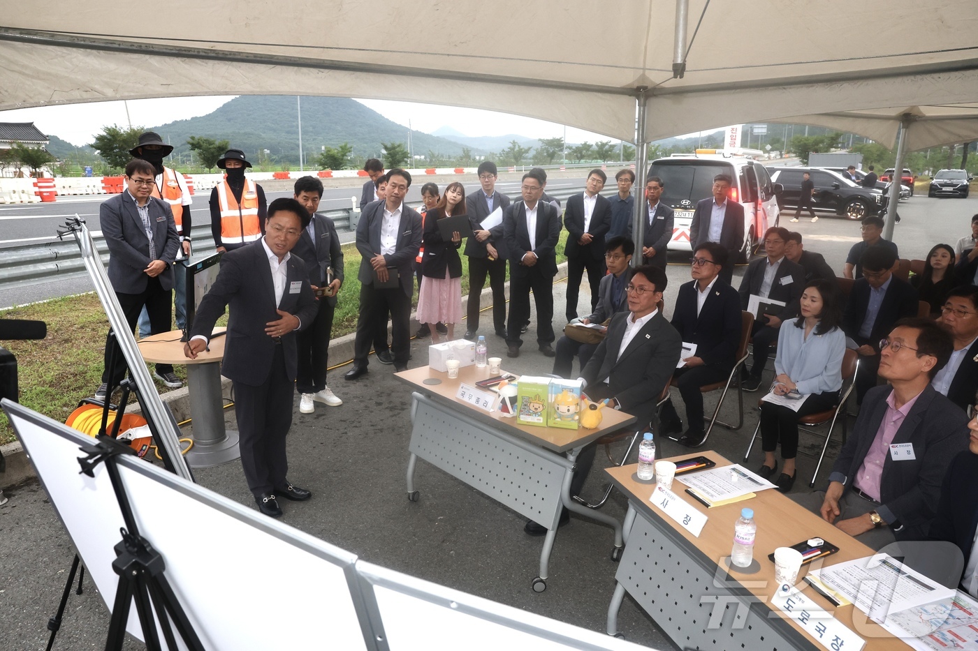 (서울=뉴스1) = 아시아태평양경제협력체(APEC) 정상회의 준비위원장인 김민석 국무총리가 6일 경주IC 공사 현장을 찾아 APEC 정상회의 준비 상황을 점검하고 있다. (국무총리 …