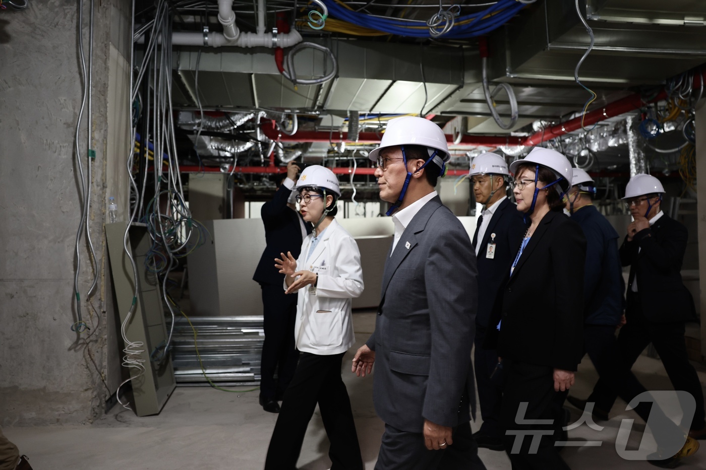 (서울=뉴스1) = 아시아태평양경제협력체(APEC) 정상회의 준비위원장인 김민석 국무총리가 6일 동국대학교 경주 병원 공사 현장을 찾아 APEC 정상회의 준비 상황을 점검하고 있다 …