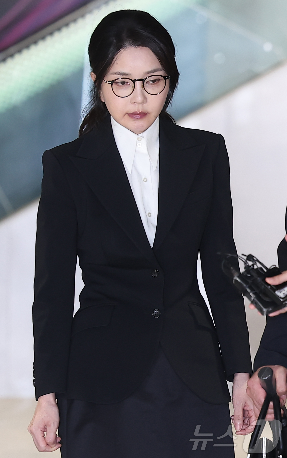 (서울=뉴스1) 김성진 기자 = 윤석열 전 대통령의 부인 김건희 여사가 6일 서울 종로구 KT광화문빌딩에 마련된 김건희 특검팀(특별검사 민중기) 사무실에 피의자 신분으로 출석해 조 …