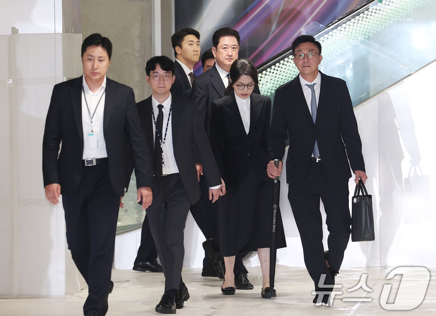 본문 이미지 - 윤석열 전 대통령의 부인 김건희 여사가 6일 서울 종로구 KT광화문빌딩에 마련된 김건희 특검팀(특별검사 민중기) 사무실에서 조사를 마친 후 귀가하고 있다. 2025.8.6/뉴스1 ⓒ News1 김성진 기자