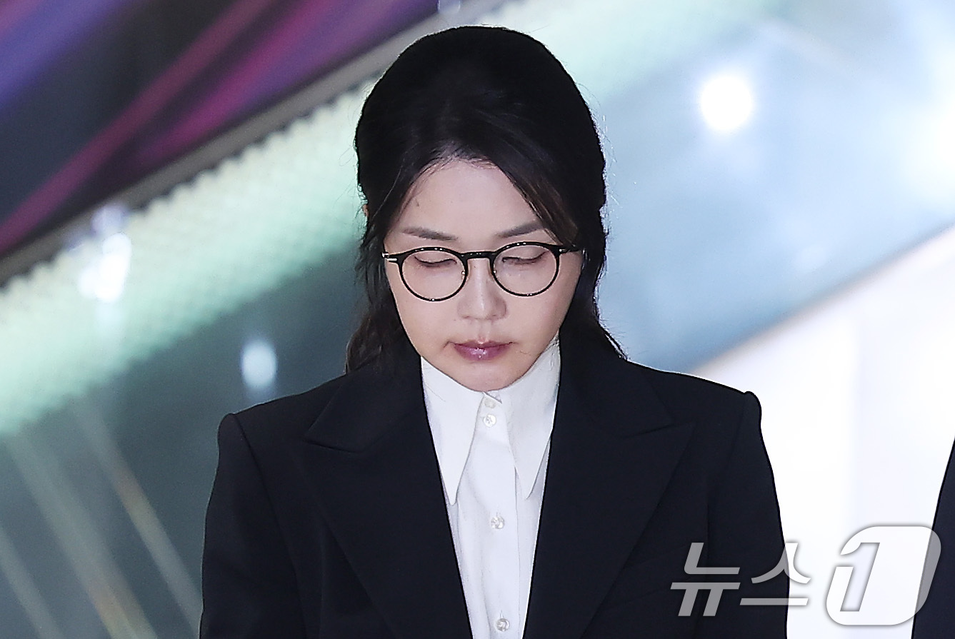 (서울=뉴스1) 김성진 기자 = 윤석열 전 대통령의 부인 김건희 여사가 6일 서울 종로구 KT광화문빌딩에 마련된 김건희 특검팀(특별검사 민중기) 사무실에서 조사를 마친 후 귀가하고 …