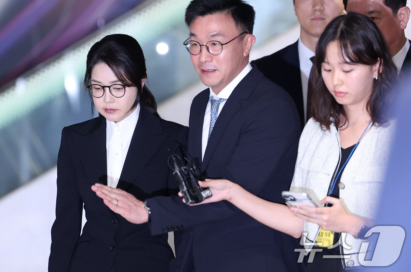 본문 이미지 - 윤석열 전 대통령의 부인 김건희 여사가 6일 서울 종로구 KT광화문빌딩에 마련된 김건희 특검팀(특별검사 민중기) 사무실에서 조사를 마친 후 귀가하고 있다. 2025.8.6/뉴스1 ⓒ News1 김성진 기자