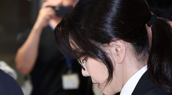 고개 숙인 채 특검 나서는 김건희 여사