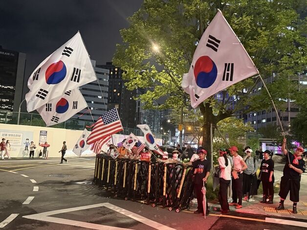 김건희특검주변 하루 종일 소란…"힘내세요" vs "구속하라"(종합2보)