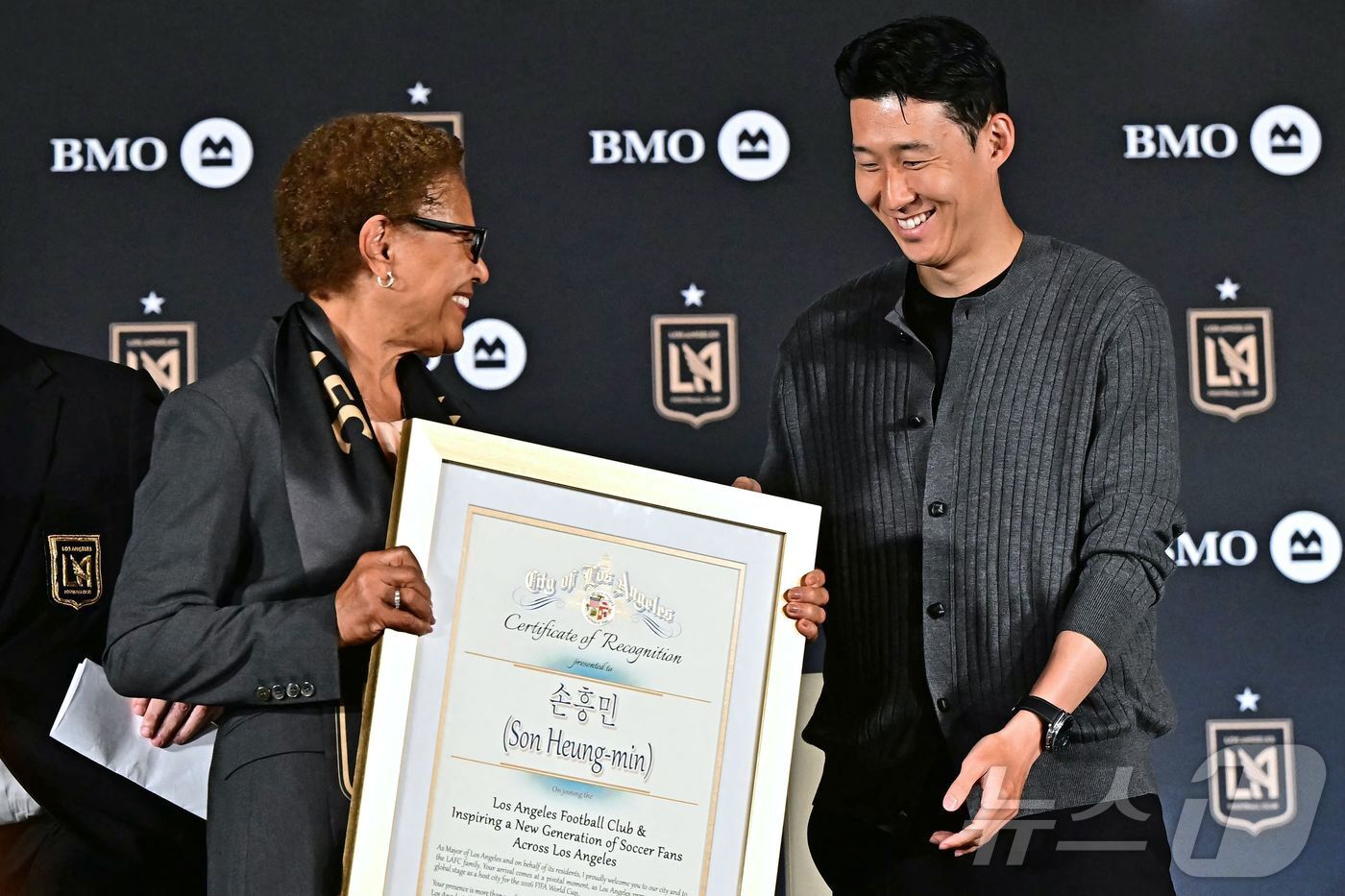 본문 이미지 - 손흥민이 6일&#40;현지시간&#41; 로스앤젤레스 BMO 스타디움 필드 클럽에서 열린 로스앤젤레스 FC&#40;LAFC&#41; 입단 기자회견에서 미소를 보이고 있다. 구단에 따르면 계약 기간은 2027년까지이며, 옵션에 따라 2029년까지 연장할 수 있다. ⓒ AFP=뉴스1