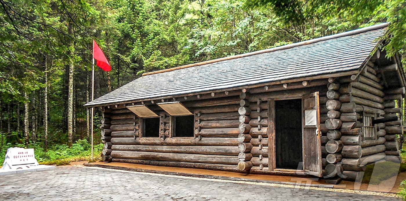 (평양 노동신문=뉴스1) = 북한 노동당 기관지 노동신문은 7일 백두산밀영 사령부귀틀집을 조명하며 "조선 혁명의 주체적 노선을 확고히 틀어쥐시고 항일혁명 전쟁을 승리에로 이끄신 위 …