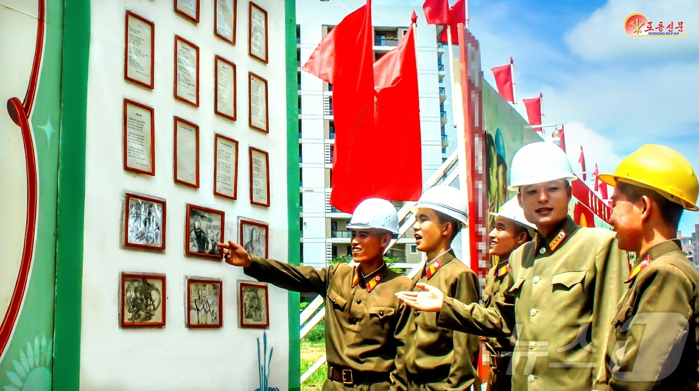 (평양 노동신문=뉴스1) = 북한 노동당 기관지 노동신문은 7일 군인건설자들이 속보판에 걸린 창작시들을 보는 모습을 조명하며 "인민의 이상거리, 사회주의 번화가는 하루가 다르게 솟 …