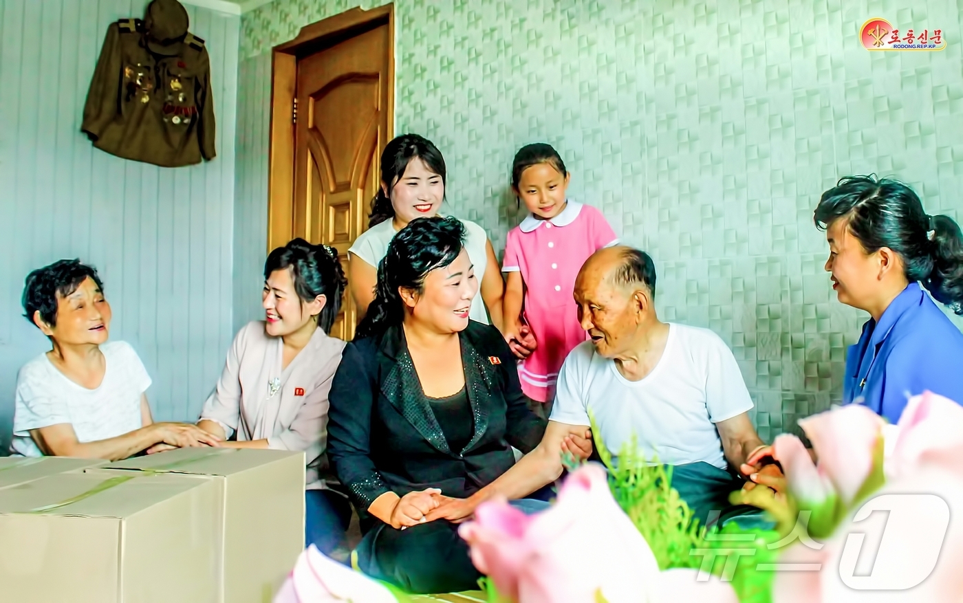 (평양 노동신문=뉴스1) = 북한 노동당 기관지 노동신문은 7일 평성시소비품협동생산 사업소에서는 "전쟁노병(참전군인)들을 위해 진정을 다해가고 있다"고 보도했다. [국내에서만 사용 …