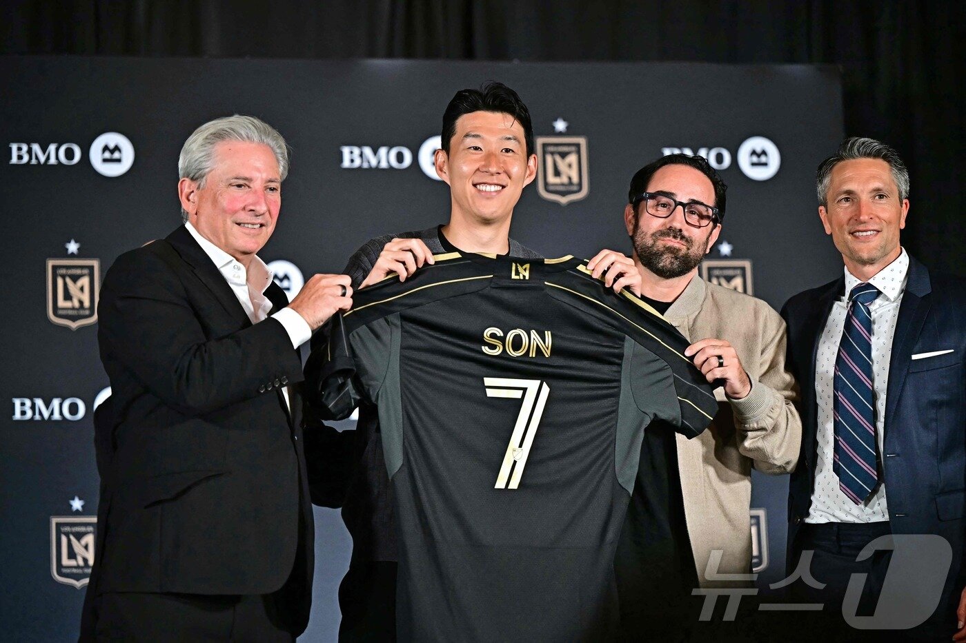 본문 이미지 - LA FC에 입단한 손흥민 ⓒ AFP=뉴스1