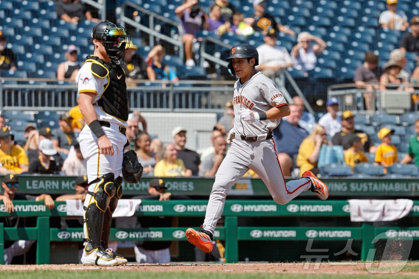 본문 이미지 - 샌프란시스코 자이언츠 이정후가 7일(한국시간) 열린 2025 메이저리그 피츠버그 파이리츠전에서 9회초 2루타를 터뜨린 뒤 홈을 밟아 결승 득점을 기록했다. ⓒ AFP=뉴스1
