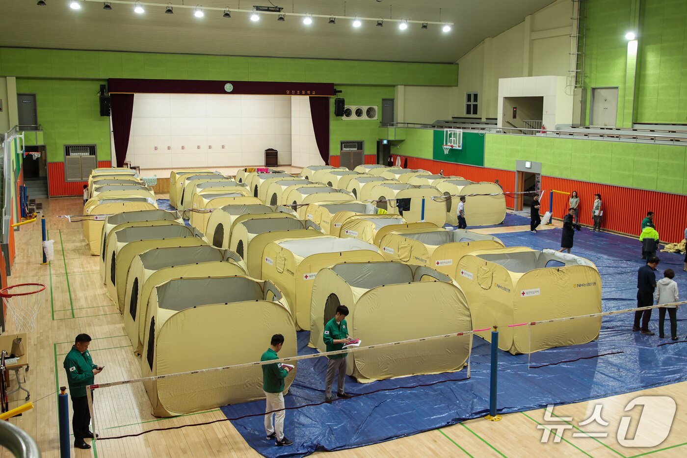본문 이미지 - 당진초등학교 체육관에 마련된 호우 피해 이재민대피소 모습(당진시 제공. 재판매 및 DB금지)2025.8.7/뉴스1