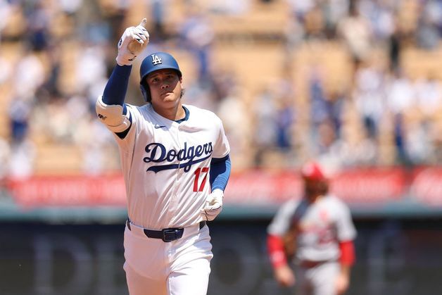 오타니, 홈런포로 MLB 통산 1000안타 자축…투수로도 4이닝 8K 호투