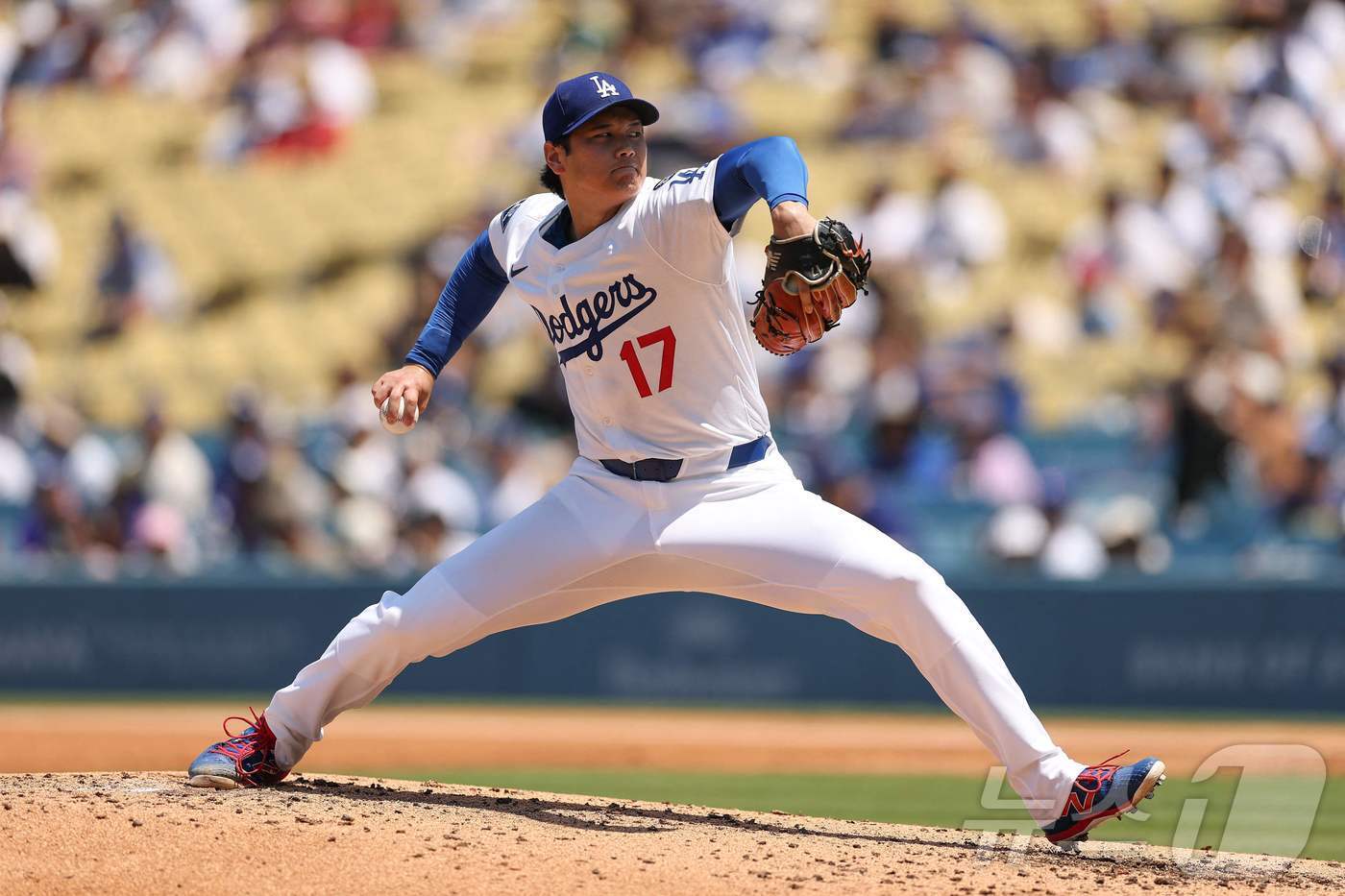 본문 이미지 - LA 다저스 오타니 쇼헤이가 7일&#40;한국시간&#41; 열린 2025 메이저리그 세인트루이스 카디널스와 홈 경기에 선발 등판해 4이닝 무사사구 8탈삼진 1실점으로 호투했다. ⓒ AFP=뉴스1