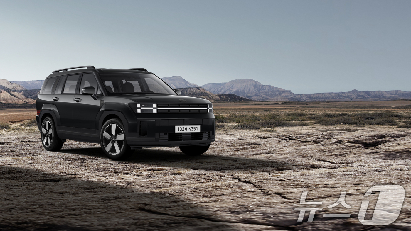 (서울=뉴스1) = 현대자동차가 대표 SUV 싼타페와 투싼의 연식변경 모델 '2026 싼타페' '2026 투싼'과 소형 SUV 코나의 신구 디자인 패키지인 '코나 블랙 익스테리어' …