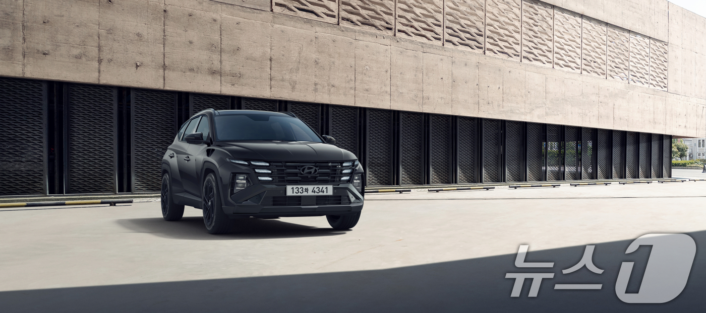 (서울=뉴스1) = 현대자동차가 대표 SUV 싼타페와 투싼의 연식변경 모델 '2026 싼타페' '2026 투싼'과 소형 SUV 코나의 신구 디자인 패키지인 '코나 블랙 익스테리어' …